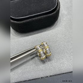 T920蒂芙尼迷你交叉分色耳圈，呈現 優雅中帶着甜美的一款，電鍍厚金 高端奢華大