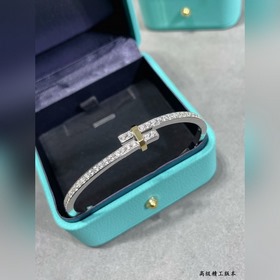 T845V金材質(分色電鍍)碼數：16.17。蒂芙尼圓形分色手镯，璀璨閃亮 Ti