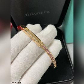 T842碼數：16.17。Tiffany 蒂芙尼lock粉鑽鎖頭手镯 Tiffa
