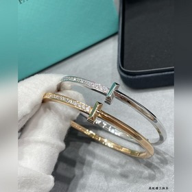 T820蒂芙尼T1手镯，手工鑲嵌鑽，360度全方面手工抛光，正面的棱角保留完好，