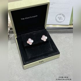 V129 V金鍍咪金 VCA 天然粉貝四葉草耳拍 四葉草 此系列設計靈動，線條