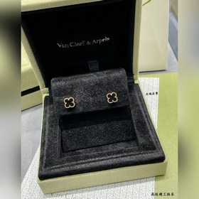 V114 VCA迷你高級黑瑪瑙四葉草耳釘，此款是分件組裝 精雕技術。搭配原版飛碟