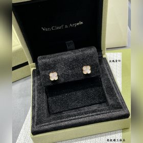 VCA迷你高級白貝母四葉草耳釘，此款是分件組裝 精雕技術。搭配原版飛碟耳塞 特别