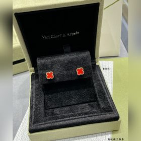 V114 VCA迷你高級紅瑪瑙四葉草耳釘，此款是分件組裝 精雕技術。搭配原版飛碟