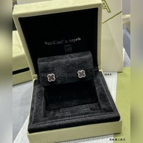 V114 VCA迷你天然灰貝四葉草耳釘，此款是分件組裝 精雕技術。搭配原版飛碟耳