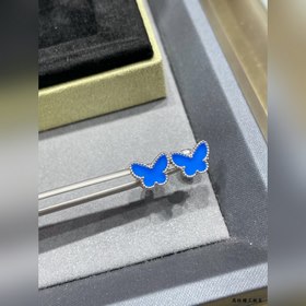 V113精工 VCA對版高級藍玉髓迷你蝴蝶耳釘 這款上身非常的大氣耐看 采用的瑪