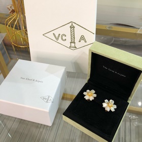 204971 [VCA rose聖誕之花耳釘]尺寸更适合日常佩戴~ 這朵花要形