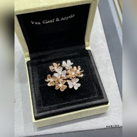 V0807碼數：678。VCA 8枚花卉戒指 打破四葉草的經典 特别惹人愛，襯膚