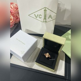 V098新款，Vca新款翻轉戒指，雙面佩戴款玑镂車花 紅玉髓 我們雕花的工藝目前