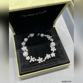 VCA白鑽花卉手鍊，打破四葉草的經典 特别惹人愛，襯膚色白嫩，特别百搭，适合任何