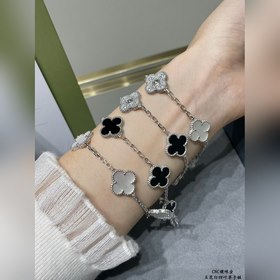 [V金白貝母 ] VCA五花高級白貝母四葉草手鍊 四葉草 此系列設計靈動，線