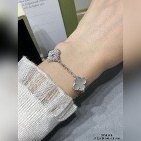 [V金 ] VCA五花高級白貝母間隔鑽四葉草手鍊 四葉草 此系列設計靈動，線條