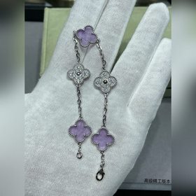 VV29 VCA間鑽紫羅蘭五花四葉草手鍊， 以經典的四葉草為造型元素，寓意美好。