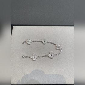 VCA 滿鑽5花四葉草手鍊，終于完美出爐了 最大的難度在于挑戰中間這顆滿鑽的四葉