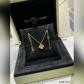 VCA迷你天然粉貝四葉草項鍊 四葉草 此系列設計靈動，線條流暢，易于佩戴。展現