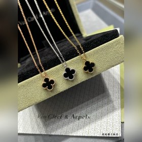 VCA迷你高級黑瑪瑙四葉草項鍊 四葉草 此系列設計靈動，線條流暢，易于佩戴。展