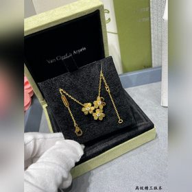 VCA光金三花三葉草項鍊(CNC扣頭)打破四葉草項鍊的經典 特别惹人愛，襯膚色白