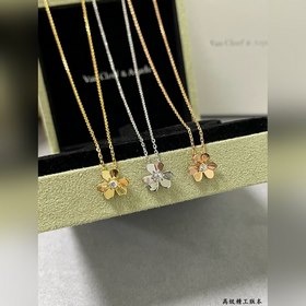 VCA迷你光金三葉草項鍊，打破四葉草的經典 特别惹人愛，襯膚色白嫩，特别百搭，适