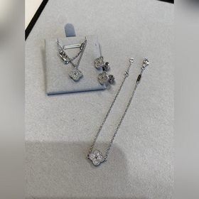 Vca迷你滿鑽現貨 項鍊 價格1800 手鍊 價格1700 耳釘 價格1700
