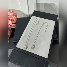 V708 Vca兩款車花白金項鍊對比圖 看着差不多其實除了中間鑽石區别之外，帶
