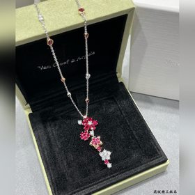 V金材質 VCA紅鑽花卉項鍊，打破四葉草的經典 特别惹人愛，襯膚色白嫩，特别百搭