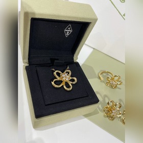 V756V家新款項鍊 vca flowerlace蕾絲花鎖骨鍊，金色光面款 高奢