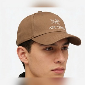 ARCTERYX 經典刺繡棒球帽，硬核機能與日常美學的完美平衡。标志性的始祖鳥骨