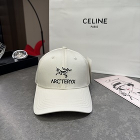 ARCTERYX 經典刺繡棒球帽，硬核機能與日常美學的完美平衡。标志性的始祖鳥骨