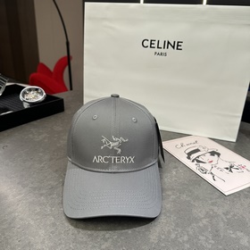 ARCTERYX 經典刺繡棒球帽，硬核機能與日常美學的完美平衡。标志性的始祖鳥骨