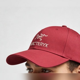 ARCTERYX 經典刺繡棒球帽，硬核機能與日常美學的完美平衡。标志性的始祖鳥骨