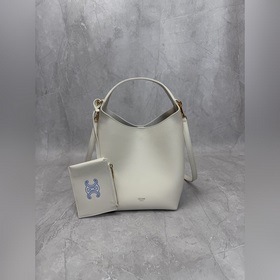 新品上線  CE 全新HOBO 手袋 軟fufu的天然小牛皮，油潤光澤感拉滿，