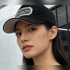 Dior棒球帽 全黑極簡風自帶貴氣濾鏡，素顔出街也能slay全場，氛圍感直接拉滿