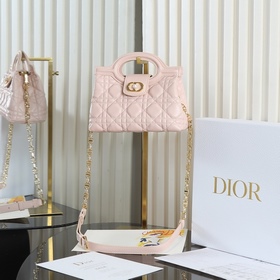 原廠級 粉色鍊條手袋 這款 Dior Jolie Top Handle 迷你鍊條