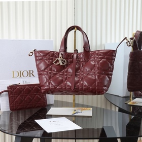 酒紅中號新品Toujours 手袋，這款Dior Toujours 手袋于二零二