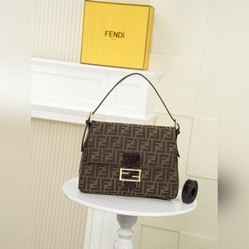 原單 配兩條肩帶 FENDI vintage 超飒的中古法棍腋下包，今年腋下包是