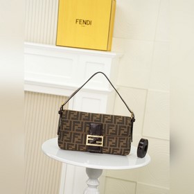 金扣 小號 配兩條肩帶 FENDI vintage 超飒的中古法棍腋下包，今年腋