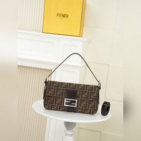 銀扣 小號 配兩條肩帶 FENDI vintage 超飒的中古法棍腋下包，今年腋