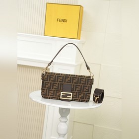 原單 型號4410 金扣 FENDI vintage 超飒的中古法棍腋下包，今年
