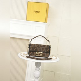 原單小號 最新款全新Fendi Roma Amor膠囊系列耀目登場、跌入霓虹世
