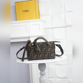 原單 FENDI 新品波士頓手提包~ 經典老花布料搭配小牛皮材質，雙提手和吊墜，