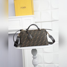 原單 FENDI 新品波士頓手提包~ 經典老花布料搭配小牛皮材質，雙提手和吊墜，