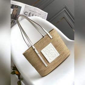 Loewe 一個傳統的方型草編菜籃子 進口拉菲草、 全手工編織制作，精美的牛皮