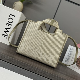 Loewe 新款 提花帆布 Font Tote 手袋 是一款長方體手袋*飾有對比