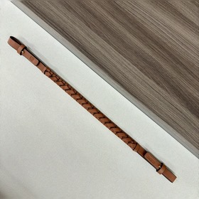 Loewe 經典牛皮革品牌短帶 尺寸：47*1.5cm 型號：061186
