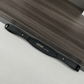 Loewe 經典牛皮革品牌短帶，飾有金箔Loewe浮雕*按扣閉合* size：