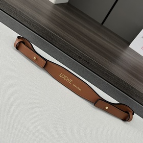 Loewe 經典牛皮革品牌短帶，飾有金箔Loewe浮雕*按扣閉合* size：