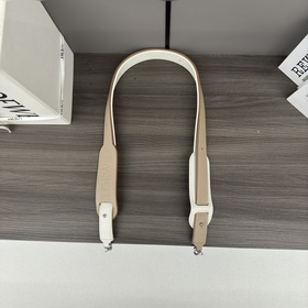 Loewe新款 經典牛皮革肩帶 *飾有Loewe壓紋襯墊。* 調節長度為*80厘