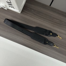 Loewe新款 經典牛皮革肩帶 *飾有Loewe壓紋襯墊。* 調節長度為*80厘