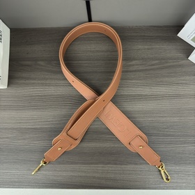 Loewe新款 經典牛皮革肩帶 *飾有Loewe壓紋襯墊。* 調節長度為*80厘