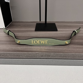 Loewe 經典牛皮革品牌短帶，飾有金箔Loewe浮雕*按扣閉合* size：5